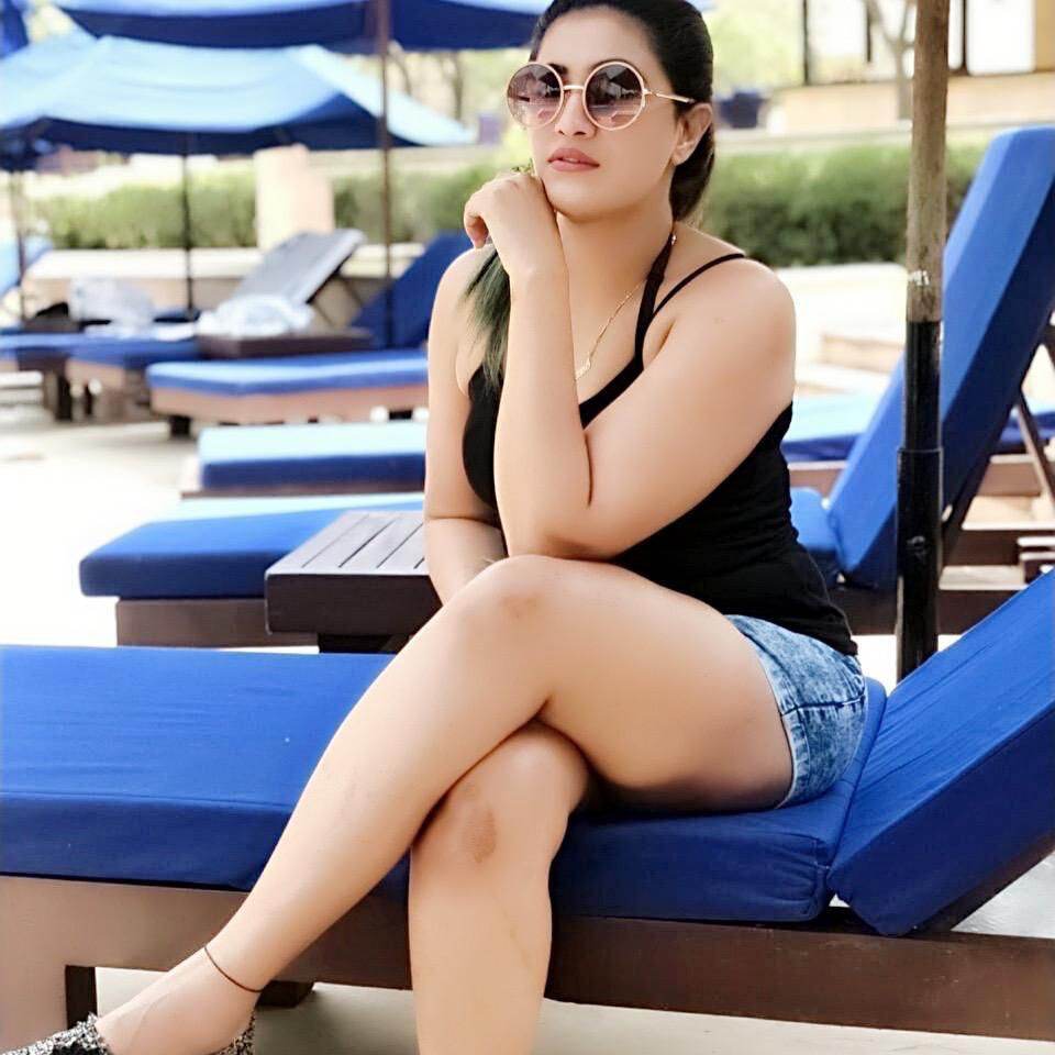 //9899~85~6670// Independent Escorts Near Hotel Vivanta by Taj in Dwarka Call Girls in Delhi