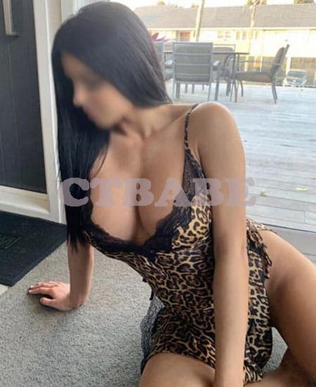 Gorgeous Escort Service in The Leela Palace Hotel, New Delhi