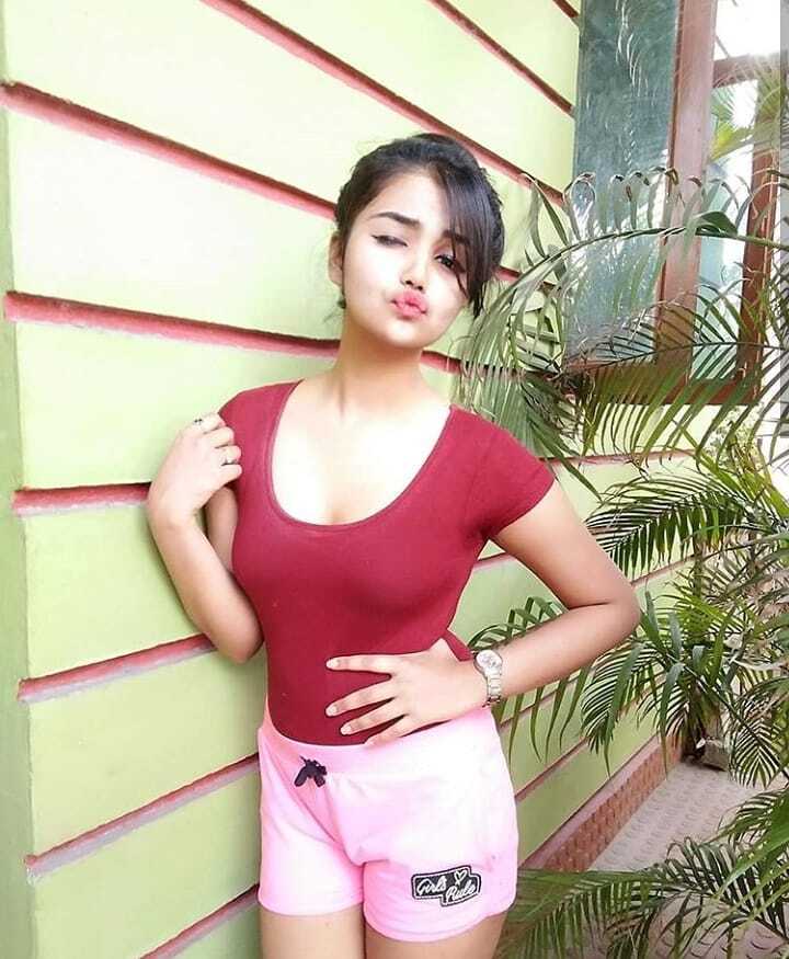 Sabiha Looking for a Photo 1 of 1.3333333333333