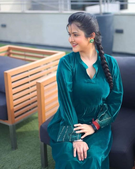 Dazzy Robert ❤️Blonde big boobs Photo 1 of 1.3333333333333