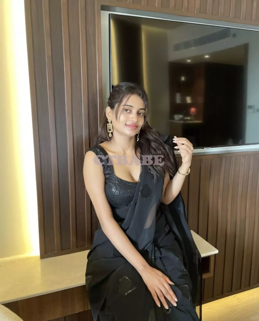 Sonam Kapoor  100% GENUINE service Photo 1 of 1