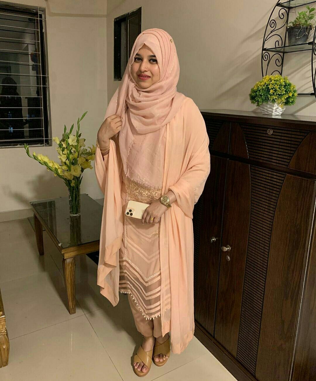 Alia Shaikh Get Ready for Photo 1 of 1