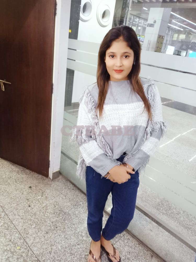 Monika Sharma Only cash on Photo 1 of 1